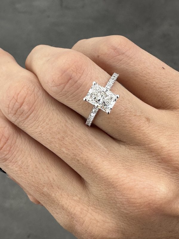 Radiant Solitaire +-2.5ct Moiss Bling Band - Image 2
