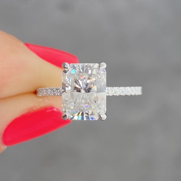 Radiant Solitaire +-2.5ct Moiss Bling Band