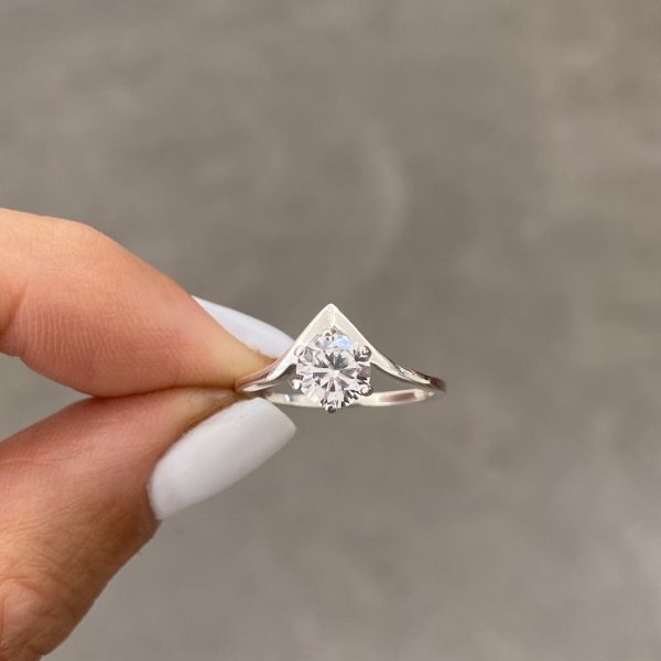 Pointed Band With Imbedded Round CZ