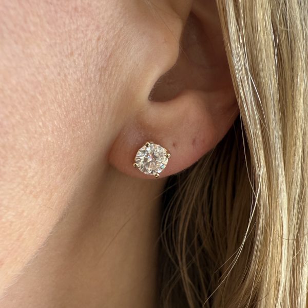 4 Claw Moissanites Studs