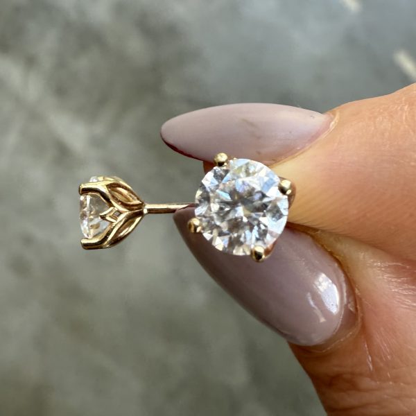 4 Claw Moissanites Studs - Image 2