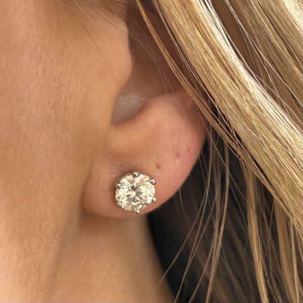 6 Claw Moissanites Studs