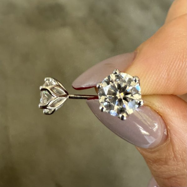 6 Claw Moissanites Studs - Image 2