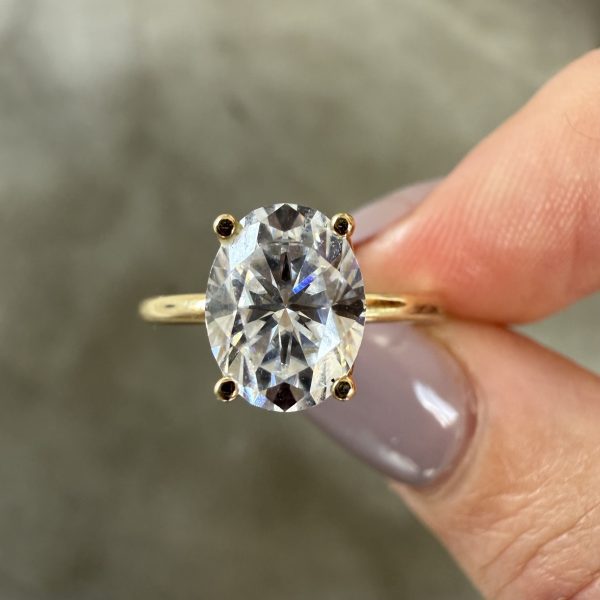Oval Solitaire 2ct Moissanite