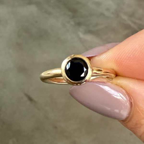 Tube 1ct Round Black Moissanite Ring