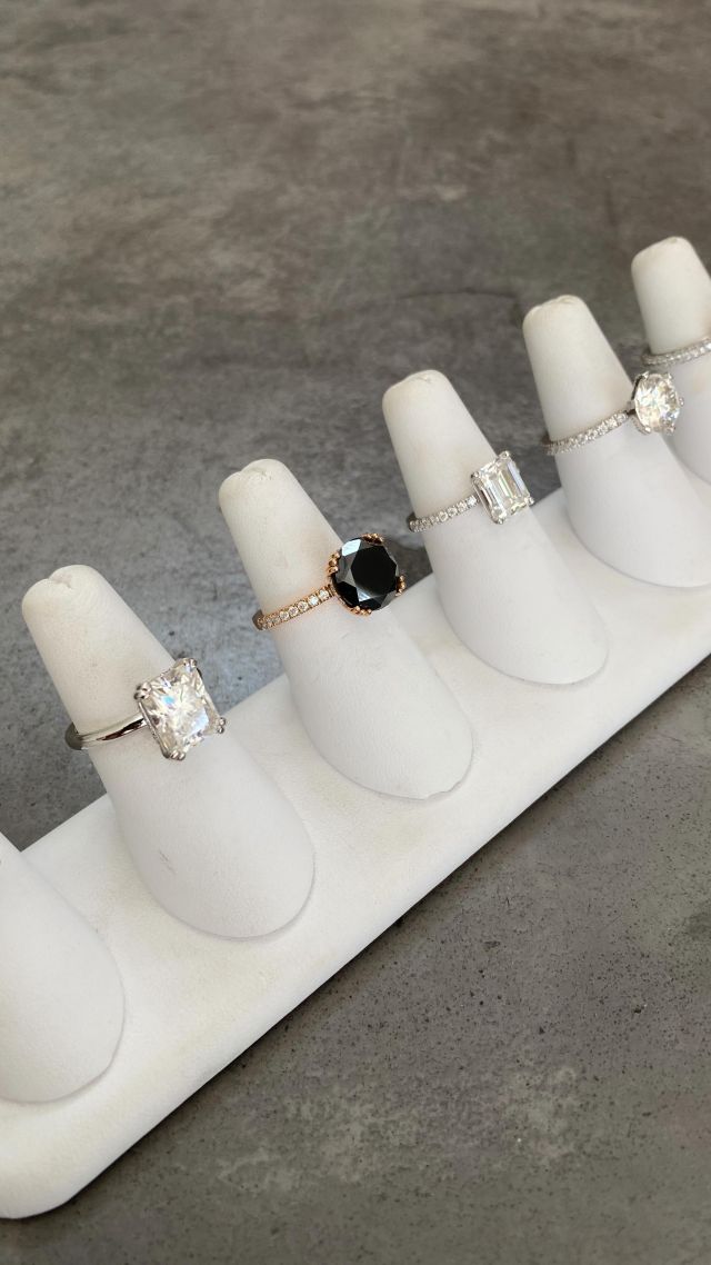 33 beautiful rings in stock - what more can a girl ask for 😉
•
#stackingring #moissanite #labdiamond #love #iloveyou #shesaidyes #engagementring #stylish #roxanah #jewellery #bespoke #ring #rings